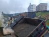 Volqueta que ingresaba al municipio de Guarne se hundió justo al pasar por la vía recientemente intervenida con obras de saneamiento básico .