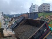 Volqueta que ingresaba al municipio de Guarne se hundió justo al pasar por la vía recientemente intervenida con obras de saneamiento básico .