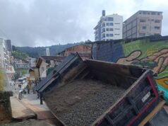 Volqueta que ingresaba al municipio de Guarne se hundió justo al pasar por la vía recientemente intervenida con obras de saneamiento básico .