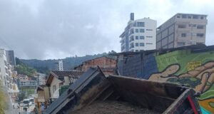 Volqueta que ingresaba al municipio de Guarne se hundió justo al pasar por la vía recientemente intervenida con obras de saneamiento básico .