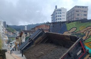 Volqueta que ingresaba al municipio de Guarne se hundió justo al pasar por la vía recientemente intervenida con obras de saneamiento básico .