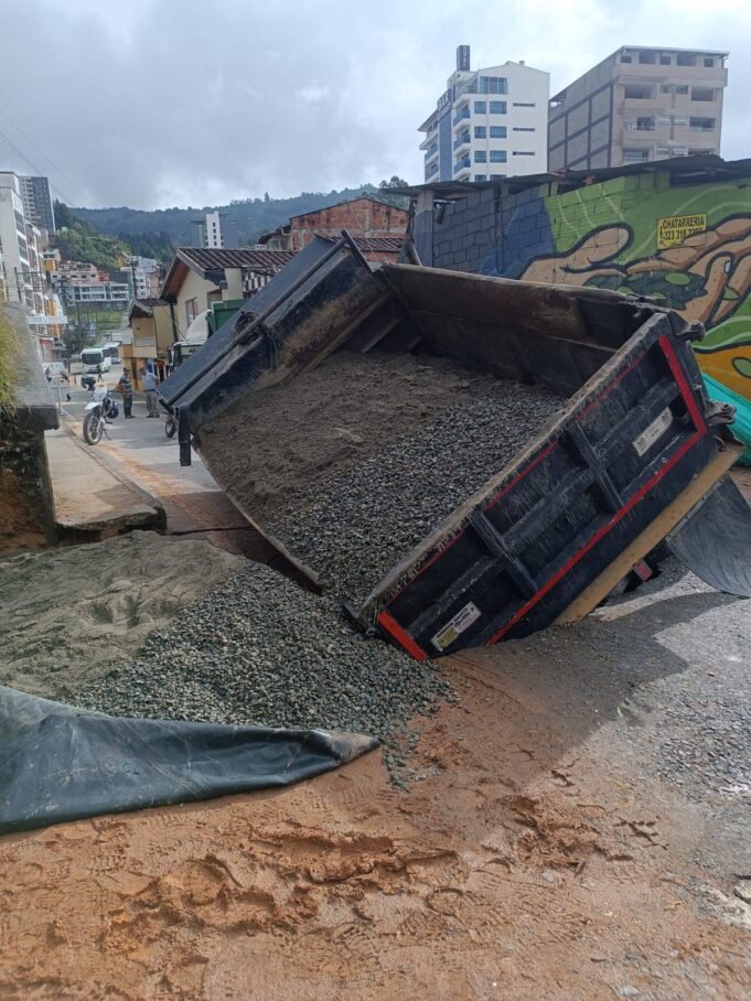 Volqueta que ingresaba al municipio de Guarne se hundió justo al pasar por la vía recientemente intervenida con obras de saneamiento básico .