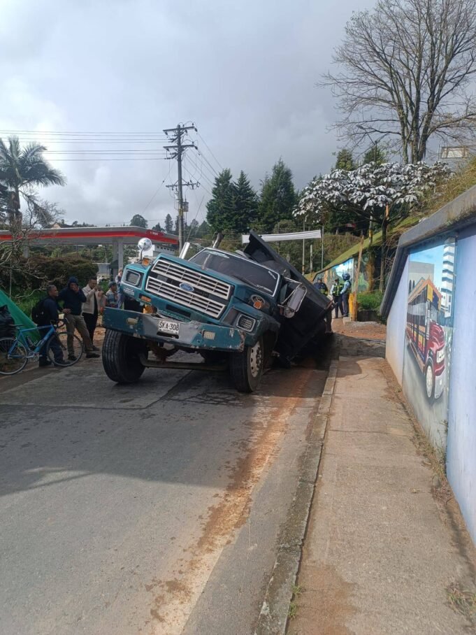 Alcaldía de Guarne y Empresa de Servicios Públicos de Guarne atienden incidente en vía intervenida.