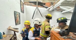 Cuerpo de Bomberos de Rionegro atiende emergencia por explosión al interior de una vivienda ubicada en el sector La Cooperativa.