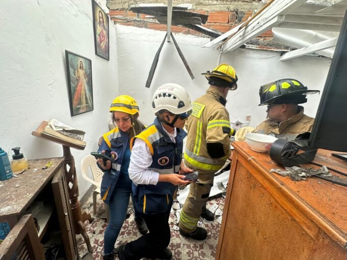 Cuerpo de Bomberos de Rionegro atiende emergencia por explosión al interior de una vivienda ubicada en el sector La Cooperativa.