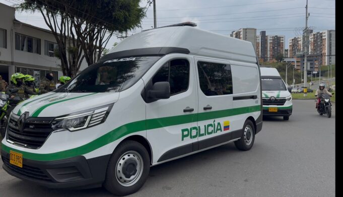 Rionegro fortalece su seguridad: Alcaldía entrega dos nuevos vehículos a la Policía.