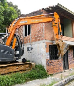 En Guarne fueron demolidas dos viviendas señaladas de ser focos de inseguridad.