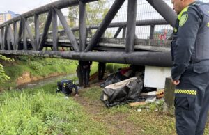 En Guarne autoridades ambientales y de Policía recuperan espacio crítico bajo el puente El Ciclista.