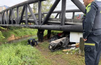 En Guarne autoridades ambientales y de Policía recuperan espacio crítico bajo el puente El Ciclista.