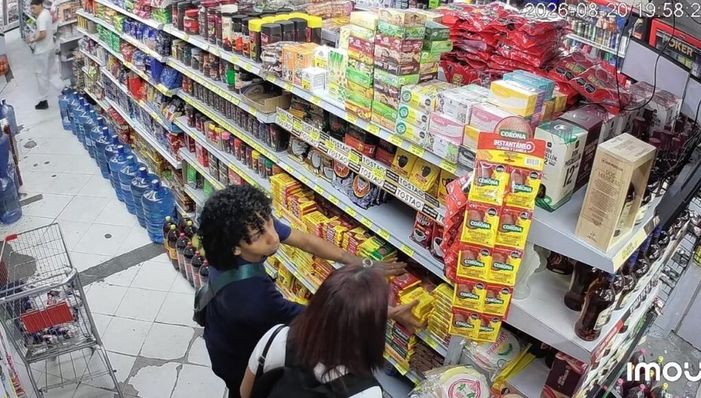 Jóvenes presuntamente extranjeros fueron sorprendidos cuando intentaban hurtar en local comercial.