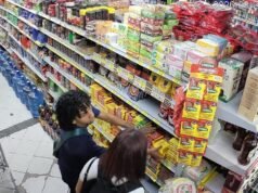Jóvenes presuntamente extranjeros fueron sorprendidos cuando intentaban hurtar en local comercial.