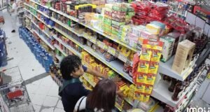 Jóvenes presuntamente extranjeros fueron sorprendidos cuando intentaban hurtar en local comercial.