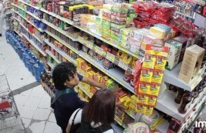 Jóvenes presuntamente extranjeros fueron sorprendidos cuando intentaban hurtar en local comercial.