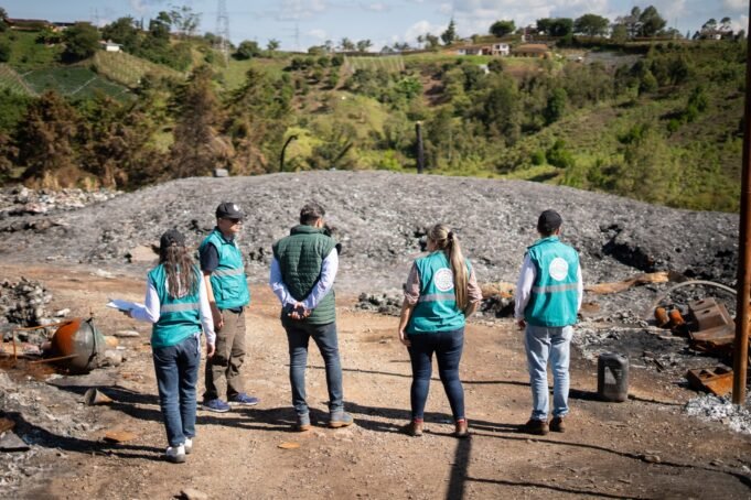 Tras incendio en Rionegro, Cornare impone medida preventiva en flagrancia a la Fundación Botellas de Amor.