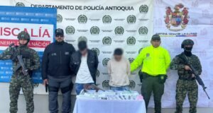Dos capturas y armas de fuego incautadas durante allanamientos en Santa Rosa de Osos.