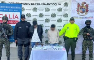 Dos capturas y armas de fuego incautadas durante allanamientos en Santa Rosa de Osos.