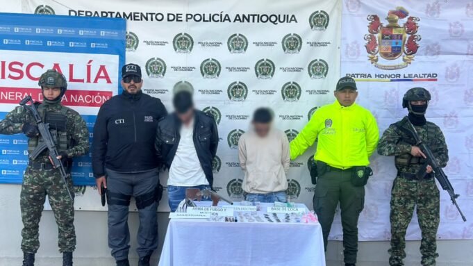 Dos capturas y armas de fuego incautadas durante allanamientos en Santa Rosa de Osos.