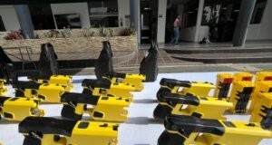 Gobernación de Antioquia entregó microbuses y dispositivos de control electrónico a la Policía Nacional.
