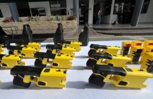 Gobernación de Antioquia entregó microbuses y dispositivos de control electrónico a la Policía Nacional.