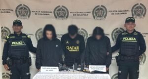 Policía Nacional captura a tres personas e incauta un arma traumática y elementos de comunicación.