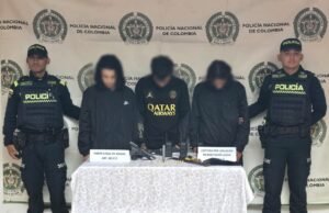 Policía Nacional captura a tres personas e incauta un arma traumática y elementos de comunicación.
