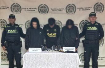 Policía Nacional captura a tres personas e incauta un arma traumática y elementos de comunicación.