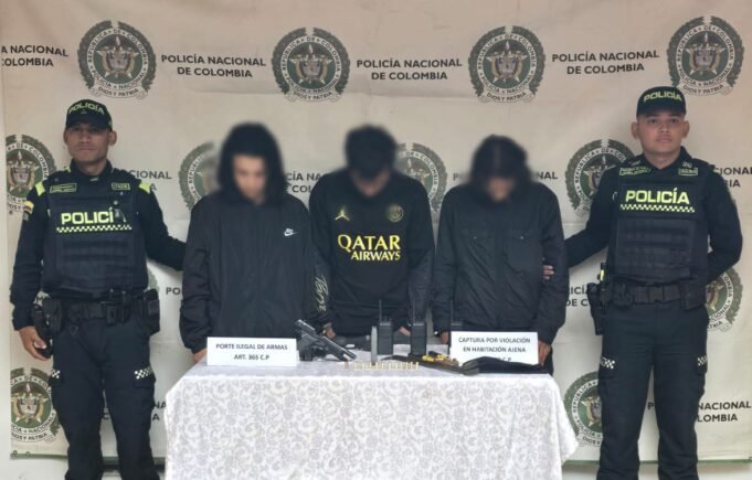 Policía Nacional captura a tres personas e incauta un arma traumática y elementos de comunicación.